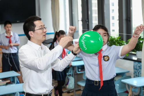 戴森通過上海市教委向六所中小學捐贈空氣凈化風扇，為學生返校保駕護航