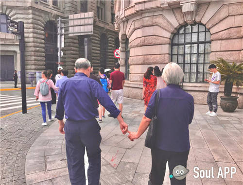 如何完美開(kāi)啟2020下半場(chǎng)？Soul青年用合影治愈孤獨(dú)