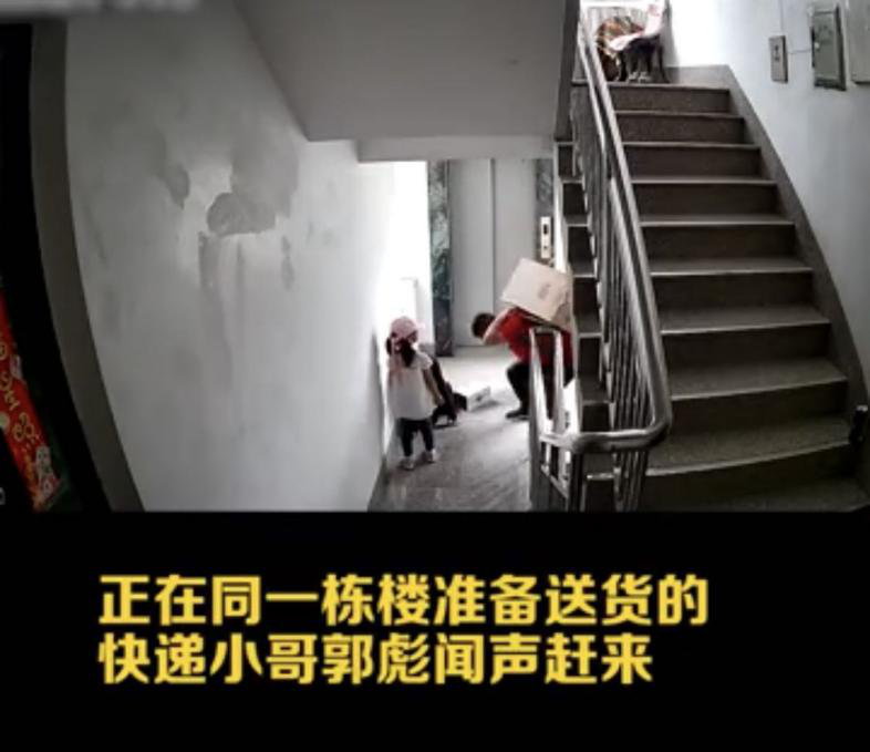 京東小哥路上播下善的種子“快遞叔叔救媽媽dan wu送空調(diào)，請您別怪他”