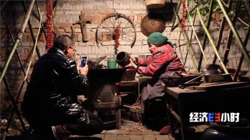 疫情期間他拉著奶奶拍抖音，圈粉50萬收入翻4倍，央視都點贊！