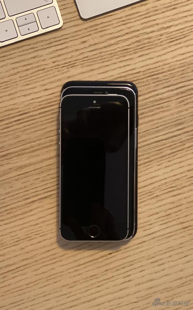 三款手機堆在一起，屏幕尺寸最大的5.4寸iPhone 12尺寸劇中