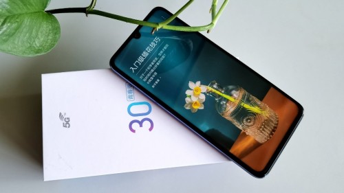 5G時代性價比高的手機(jī)來了！親民價格旗艦配置