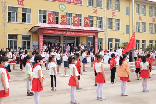 央視關(guān)注！三雄極光助力教育扶貧 點亮求學(xué)夢