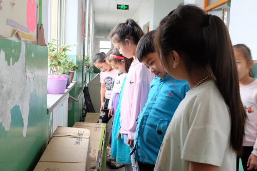 央視關(guān)注！三雄極光助力教育扶貧 點亮求學(xué)夢