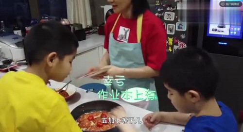 明星寶媽胡可育兒經(jīng)，抖音直播分享清北網(wǎng)校課“干貨”十足