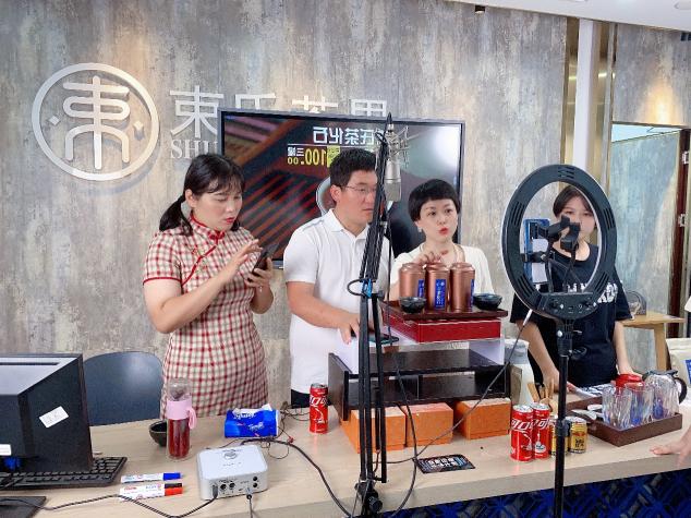 束氏茶界攜頭部網(wǎng)紅，探索新型商業(yè)模式，致力助農(nóng)扶貧