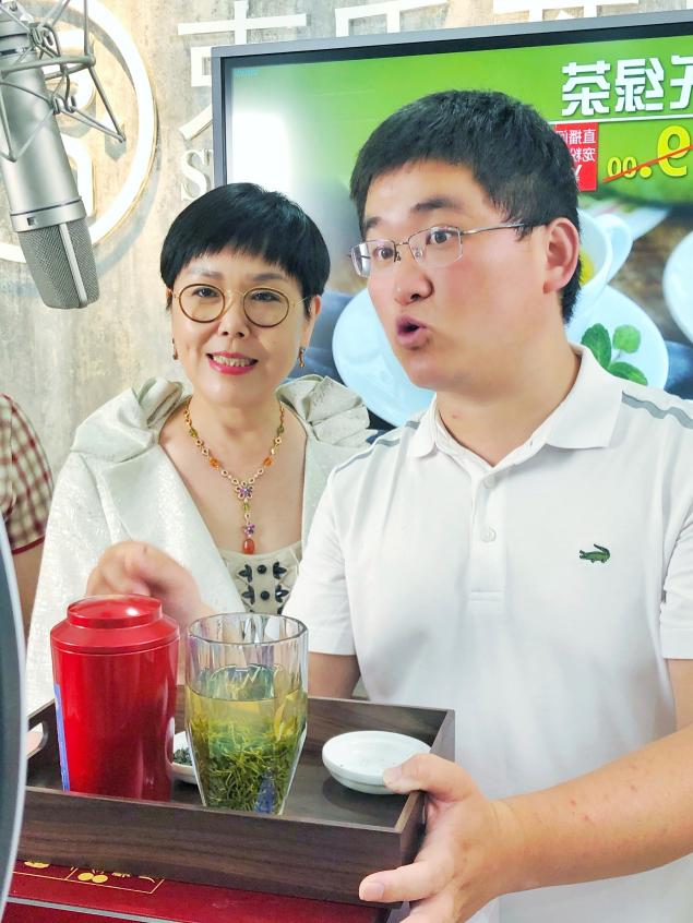 束氏茶界攜頭部網(wǎng)紅，探索新型商業(yè)模式，致力助農(nóng)扶貧