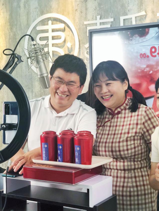 束氏茶界攜頭部網(wǎng)紅，探索新型商業(yè)模式，致力助農(nóng)扶貧