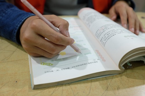 三雄極光：教室里的“假”燈光，該嚴(yán)打了！