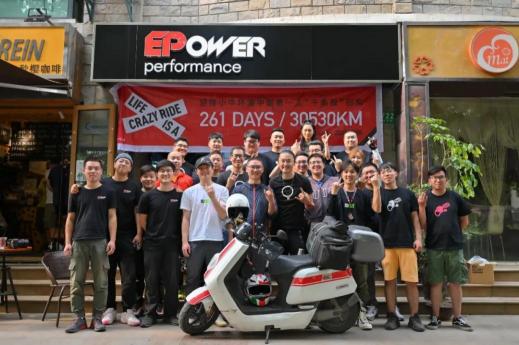 牛人騎小牛電動(dòng)車完成長(zhǎng)達(dá)261天、30530公里的環(huán)游中國(guó)行并登上微博熱搜