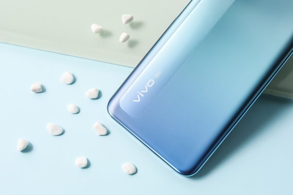 vivo Y70s迎來冷萃銀新配色，7月28日正式上市