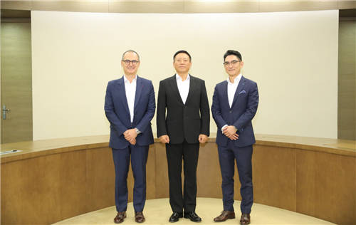 扶云直上，共執(zhí)牛耳丨神州數(shù)碼攜手IBM與紅帽推進(jìn)企業(yè)混合云轉(zhuǎn)型進(jìn)程