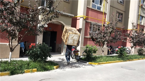 伊犁山腳下的零售云門(mén)店：用服務(wù)守護(hù)每一位消費(fèi)者
