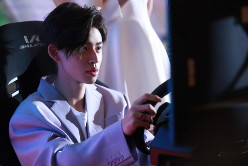 暑期綜藝唯新不破，易車(chē)《新手駕到》點(diǎn)映會(huì)創(chuàng)湖南衛(wèi)視官微“拉流”直播新紀(jì)錄