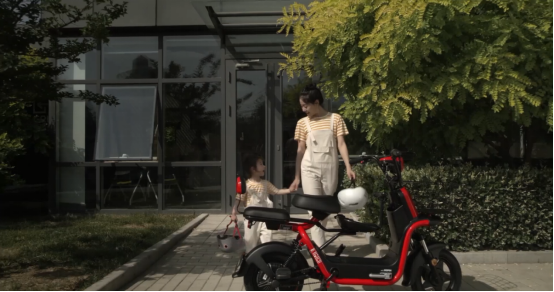 寶爸寶媽看過(guò)來(lái)！愛(ài)瑪電動(dòng)車向你發(fā)來(lái)立秋的問(wèn)候...