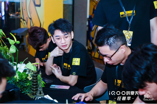 在iQOO電競夏令營，KPL職業(yè)選手面對面帶你上王者