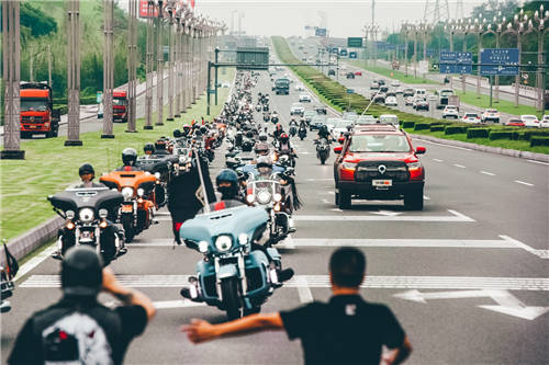 再次破圈營銷，長城炮助力蓉城機(jī)車巡游