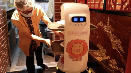 無接觸服務(wù)成常態(tài) 送餐機(jī)器人保障用餐安心