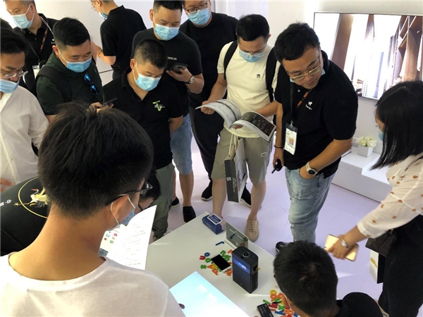 上海國際智能家居展首日驚現(xiàn)大爆款：hachi哈奇光屏M1帶來三大超前體驗(yàn)