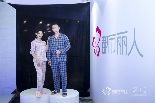 關(guān)曉彤吸貓大片上線，都市麗人成為鏟屎官的不二之選