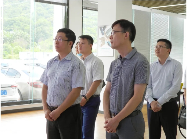 上海張江集團黨委書記、董事長袁濤與張江鎮(zhèn)黨委副書記、鎮(zhèn)長王慶率團到西人馬泉州公司進行考察