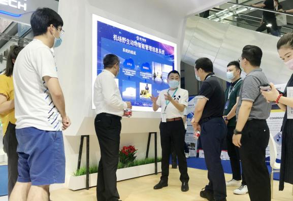 科技創(chuàng)新賦能平安機(jī)場(chǎng) 賽為智能亮相2020全國(guó)民航安?？萍颊?/></p><p>在展位現(xiàn)場(chǎng)，賽為智能推出的機(jī)場(chǎng)野生動(dòng)物智能管理系統(tǒng)，精準(zhǔn)切中用戶(hù)需求痛點(diǎn)，吸引眾多機(jī)場(chǎng)客戶(hù)前來(lái)咨詢(xún)了解。現(xiàn)場(chǎng)的工作人員介紹，機(jī)場(chǎng)野生動(dòng)物智能管理信息系統(tǒng)，主要是為了高效解決機(jī)場(chǎng)野生動(dòng)物及鳥(niǎo)禽監(jiān)測(cè)和防范難題、保障機(jī)場(chǎng)安全，通過(guò)科技手段預(yù)警，并防范鳥(niǎo)擊風(fēng)險(xiǎn)。</p><p align=