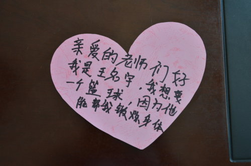 這個內(nèi)蒙7歲女孩的新學(xué)期心愿，是擁有一個書包