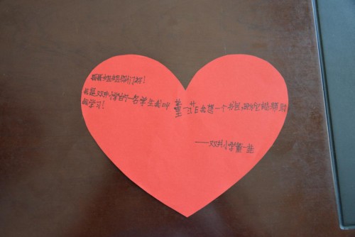 這個內(nèi)蒙7歲女孩的新學(xué)期心愿，是擁有一個書包