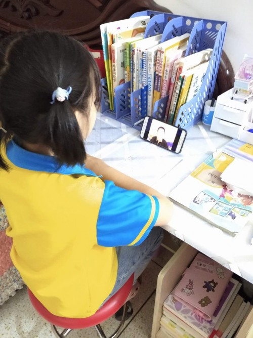 這個內(nèi)蒙7歲女孩的新學(xué)期心愿，是擁有一個書包