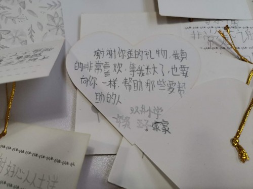 這個內(nèi)蒙7歲女孩的新學(xué)期心愿，是擁有一個書包