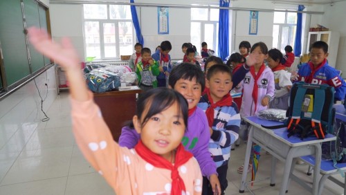 這個內(nèi)蒙7歲女孩的新學(xué)期心愿，是擁有一個書包