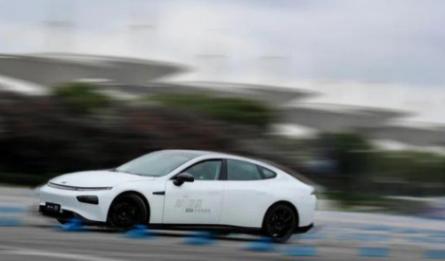 小鵬P7行不行？小鵬汽車靠譜嗎？比一比就知道了！