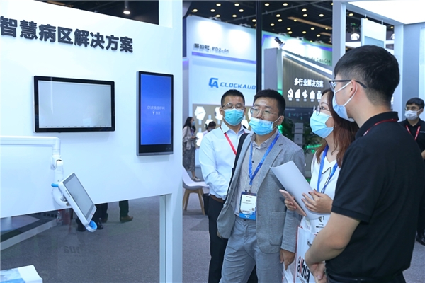 MAXHUB亮相北京InfoComm展：V5至臻版首展，創(chuàng)新方案引領(lǐng)新方向