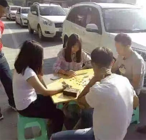爆堵路段下車(chē)玩健身環(huán)減壓，網(wǎng)友表示國(guó)慶堵車(chē)有救了
