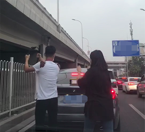 爆堵路段下車(chē)玩健身環(huán)減壓，網(wǎng)友表示國(guó)慶堵車(chē)有救了