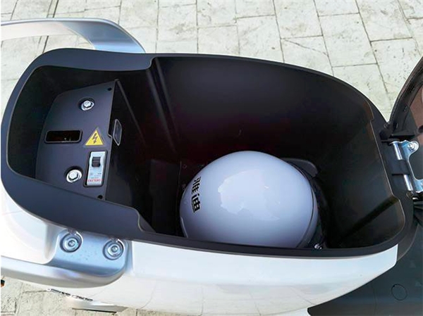 雅迪冠能M8電動車使用體驗(yàn)-新手的不錯(cuò)選擇