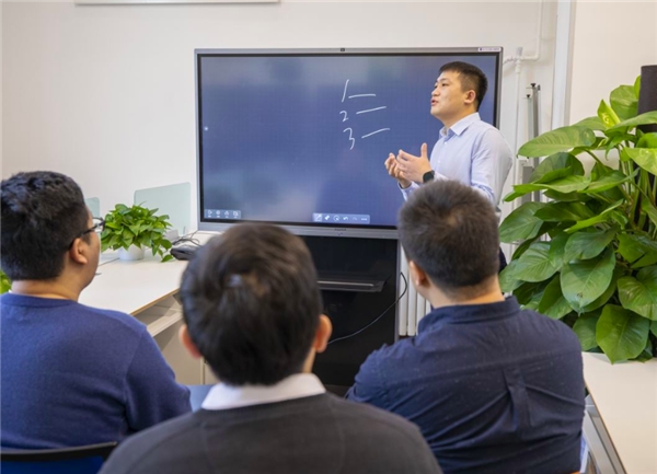 自由發(fā)揮方向：新華社智能化編輯部如何開會(huì)？這項(xiàng)黑科技貫穿全程