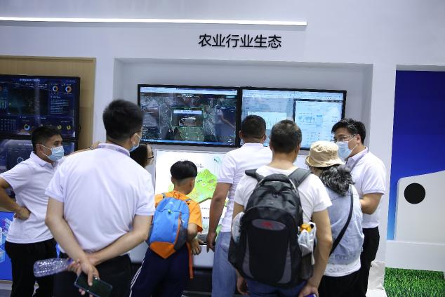 數(shù)字中國(guó)建設(shè)峰會(huì)：從卡奧斯13個(gè)賦能案例，看企業(yè)如何數(shù)字化轉(zhuǎn)型