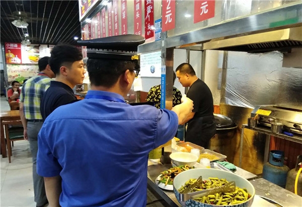 上海園區(qū)夜經(jīng)濟(jì)火爆背后：把控油煙污染整治，安裝油煙凈化設(shè)備