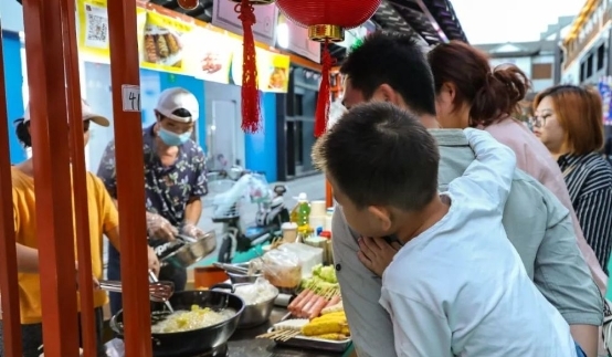 上海園區(qū)夜經(jīng)濟(jì)火爆背后：把控油煙污染整治，安裝油煙凈化設(shè)備