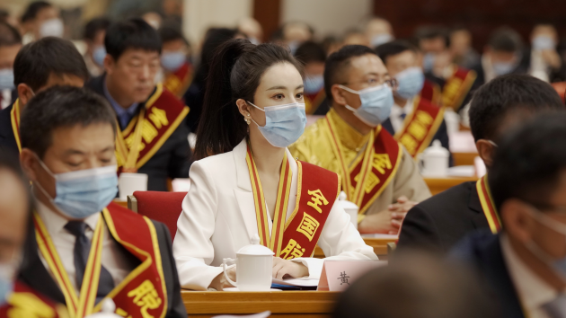 熱心扶貧濟困 電商主播薇婭助力脫貧攻堅獲最高榮譽