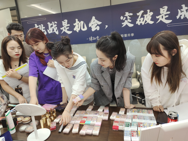 勝負已分？薇婭雙十一預(yù)售首日GMV53.2億元，超李佳琦14.5個億