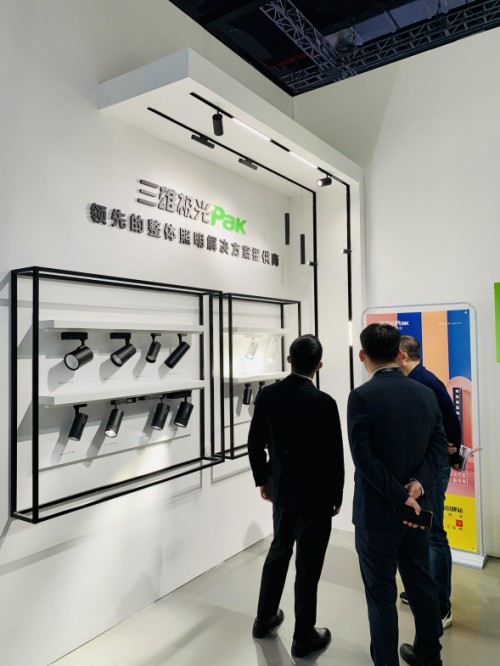 人從眾模式開啟！三雄極光刷爆零售展！