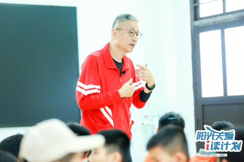 “陽光關(guān)愛·i讀計劃”走進(jìn)海南 李艾、關(guān)正文現(xiàn)場開課