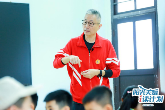 “陽光關愛·i讀計劃”進行時 科幻作家、援鄂醫(yī)生走進村小