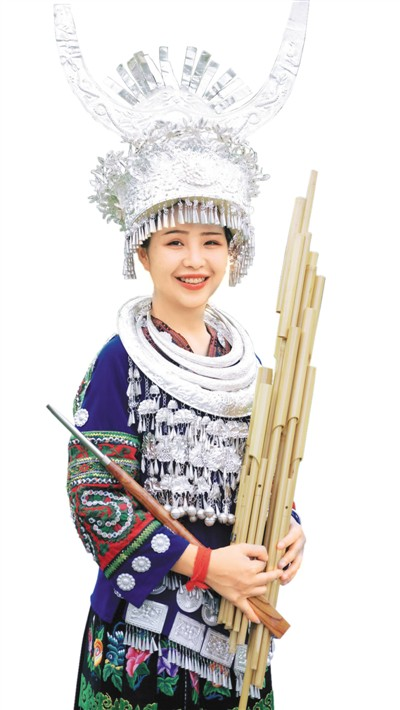 95后女大學(xué)生傳承非遺苗銀鍛造技藝，一場(chǎng)抖音直播賣(mài)出5萬(wàn)銀飾