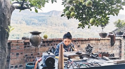 95后女大學(xué)生傳承非遺苗銀鍛造技藝，一場(chǎng)抖音直播賣(mài)出5萬(wàn)銀飾