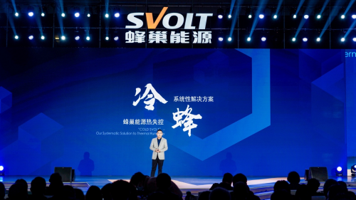中國(guó)動(dòng)力電池企業(yè)圍剿安全“灰犀?！?/></p><p>冷蜂是目前全球第一個(gè)專門針對(duì)電動(dòng)汽車電池?zé)崾Э貑?wèn)題而給出的系統(tǒng)性解決方案,通過(guò)材料、電芯、電池包、監(jiān)控系統(tǒng)四大層級(jí)的原創(chuàng)技術(shù),徹底解決電池系統(tǒng)的熱失控問(wèn)題。</p><p>在冷蜂系統(tǒng)性解決方案中,最為亮眼的是“果凍電池”,基于基礎(chǔ)材料的創(chuàng)新,蜂巢能源在電池日上推出了“果凍電池”,該電池具有“不起火、不冒煙、自愈合”的特點(diǎn)。</p><p align=