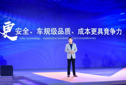 中國(guó)動(dòng)力電池企業(yè)圍剿安全“灰犀?！?/></p><p>安全是電動(dòng)汽車應(yīng)該具備的自然屬性,是無(wú)法與其它性能進(jìn)行平衡的指標(biāo)。能否真正解決安全風(fēng)險(xiǎn),將成為車企接下來(lái)選擇電池供應(yīng)商的核心考量因素。業(yè)內(nèi)分析指出,蜂巢能源從電池系統(tǒng)的設(shè)計(jì)和制造兩個(gè)層面來(lái)對(duì)于安全進(jìn)行提升的思路,對(duì)于整個(gè)行業(yè)都具有借鑒意義。</p><p>一是防范動(dòng)力電池安全一定要系統(tǒng)著眼。要從不同層級(jí)和維度建立系統(tǒng)的解決方案,從材料選擇與控制、電芯級(jí)規(guī)格選型與設(shè)計(jì)、生產(chǎn)制造品質(zhì)控制、模組及PACK級(jí)的安全防護(hù)、整車驗(yàn)證、使用環(huán)節(jié)操作等多個(gè)層面出發(fā)來(lái)做更全面的設(shè)計(jì)與驗(yàn)證。</p><p>二是需要加大對(duì)于電池基礎(chǔ)材料與相關(guān)基礎(chǔ)科學(xué)的研究,要從根本性進(jìn)行突破和顛覆性的創(chuàng)新。</p><p>材料創(chuàng)新是電池技術(shù)發(fā)展的根本,包括吳鋒院士、歐陽(yáng)明高院士等行業(yè)專家的一致共識(shí)是,中國(guó)動(dòng)力電池的進(jìn)一步發(fā)展一定要注重對(duì)于基礎(chǔ)材料的開(kāi)發(fā)與研究。</p><p>目前,寧德時(shí)代建立了21創(chuàng)新實(shí)驗(yàn)室,計(jì)劃形成前沿基礎(chǔ)研究、應(yīng)用基礎(chǔ)研究、產(chǎn)業(yè)技術(shù)研究、產(chǎn)業(yè)轉(zhuǎn)化的全鏈條研究模式,解決一系列“卡脖子”技術(shù)難題。而蜂巢能源位于無(wú)錫 的118 全球鋰電創(chuàng)新中心也已正式投入使用,該創(chuàng)新中心將重點(diǎn)探索面向未來(lái)十年的鋰電行業(yè)新技術(shù)。而隨著中國(guó)動(dòng)力電池企業(yè)在基礎(chǔ)材料及科學(xué)領(lǐng)域的投入力度加大,也將帶動(dòng)中國(guó)動(dòng)力電池技術(shù)在全球范圍的競(jìng)爭(zhēng)實(shí)力。</p><p align=