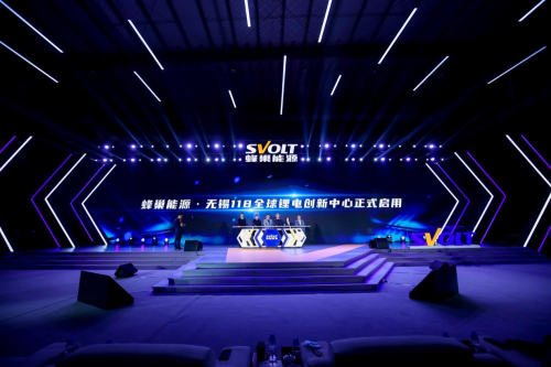 中國(guó)動(dòng)力電池企業(yè)圍剿安全“灰犀?！?/></p><p>三是動(dòng)力電池的進(jìn)一步發(fā)展要注重與AI智能、大數(shù)據(jù)、云計(jì)算等的深度融合。通過(guò)AIoT+電池的融合發(fā)展,通過(guò)新的智能制造技術(shù)提升產(chǎn)品性能,通過(guò)大數(shù)據(jù)更好地監(jiān)控產(chǎn)品安全。</p><p>電池是有機(jī)的化學(xué)體系:溫度、功率、電壓、電流、電量、內(nèi)阻等等每一個(gè)物理量都時(shí)時(shí)刻刻影響電芯的安全和健康程度。并且受到駕駛員的操作習(xí)慣以及駕駛環(huán)境的影響。通過(guò)實(shí)時(shí)收集電池包相關(guān)數(shù)據(jù)和駕駛行為以及環(huán)境之間的關(guān)系,再通過(guò)大數(shù)據(jù)的分析和對(duì)比,實(shí)現(xiàn)電池健康度的預(yù)測(cè)和安全管理將是一個(gè)可行方案。而在制造環(huán)節(jié),智能化、大數(shù)據(jù)的導(dǎo)入也可能更好地賦能電池的生產(chǎn)制造,在提升生產(chǎn)效率的同時(shí),更大程度提升動(dòng)力電池的品質(zhì)及安全性能。</p><p>四是動(dòng)力電池的創(chuàng)新需要產(chǎn)業(yè)各個(gè)領(lǐng)域的進(jìn)一步整合和跨界創(chuàng)新。動(dòng)力電池涉及到材料、裝備、工藝多個(gè)環(huán)節(jié),只有基于不同環(huán)節(jié)的整合創(chuàng)新和融合,打破現(xiàn)有的產(chǎn)業(yè)壁壘,建立新的產(chǎn)業(yè)生態(tài),才能更大程度上推動(dòng)電池的顛覆性創(chuàng)新。</p><p>特斯拉的無(wú)極耳電池就是產(chǎn)業(yè)整合、跨界創(chuàng)新的結(jié)果,而對(duì)于中國(guó)企業(yè)而言,同樣需要這樣的視野與行動(dòng)。</p><p>而從全球動(dòng)力電池未來(lái)的競(jìng)爭(zhēng)格局來(lái)看,中國(guó)動(dòng)力電池的整體優(yōu)勢(shì)正在逐步凸顯,如果真正能在安全領(lǐng)域?qū)崿F(xiàn)顛覆性的突破,必將會(huì)助力以蜂巢能源為代表的企業(yè)在全球市場(chǎng)進(jìn)一步拓展,未來(lái),依靠技術(shù)創(chuàng)新、產(chǎn)業(yè)整合、生態(tài)重塑、智能制造等,中國(guó)動(dòng)力電池企業(yè)將在全球扮演越來(lái)越重要的角色。</p>						<p style=